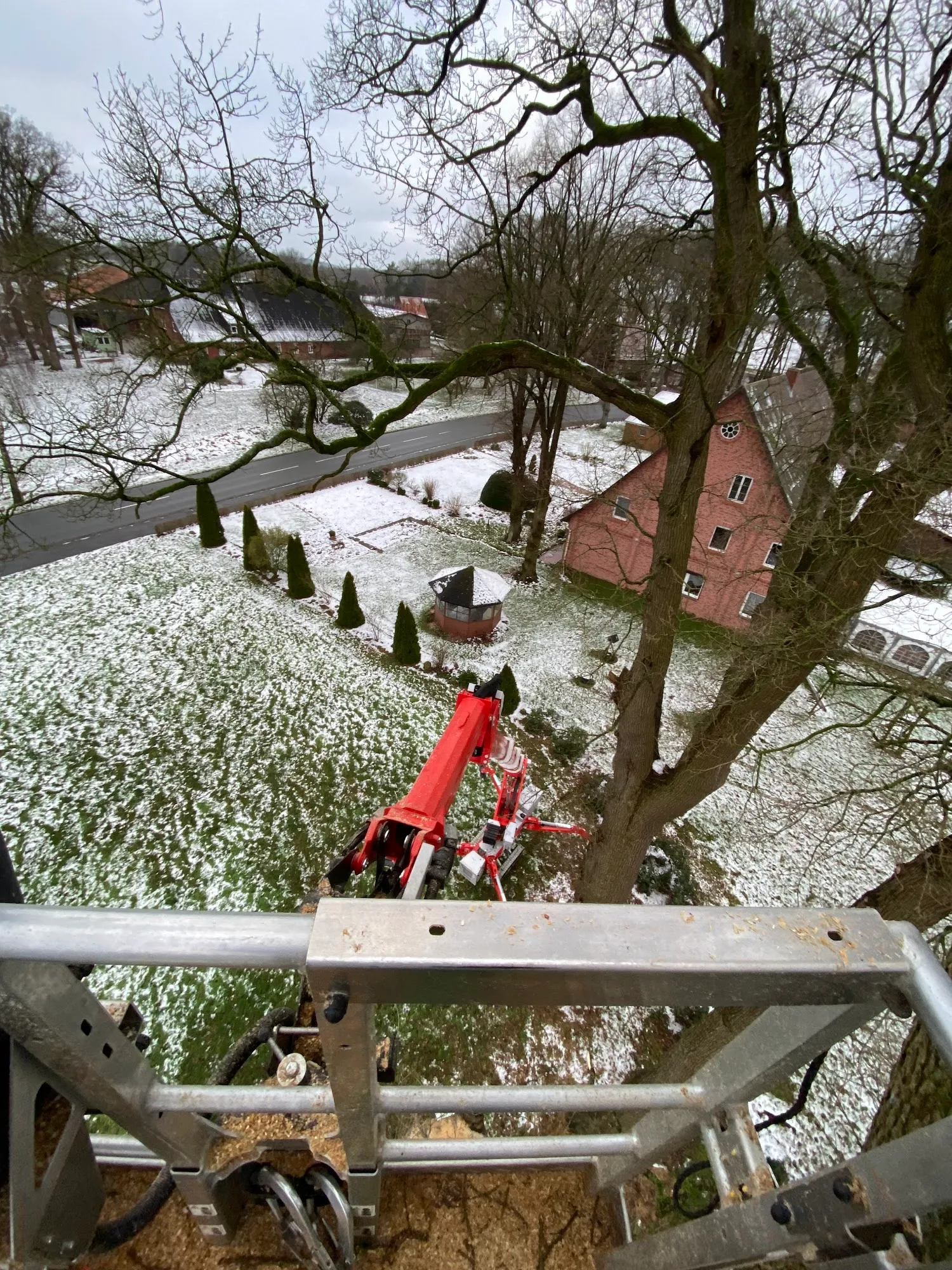 Arbeiten im Winter aus dem Hubsteiger
