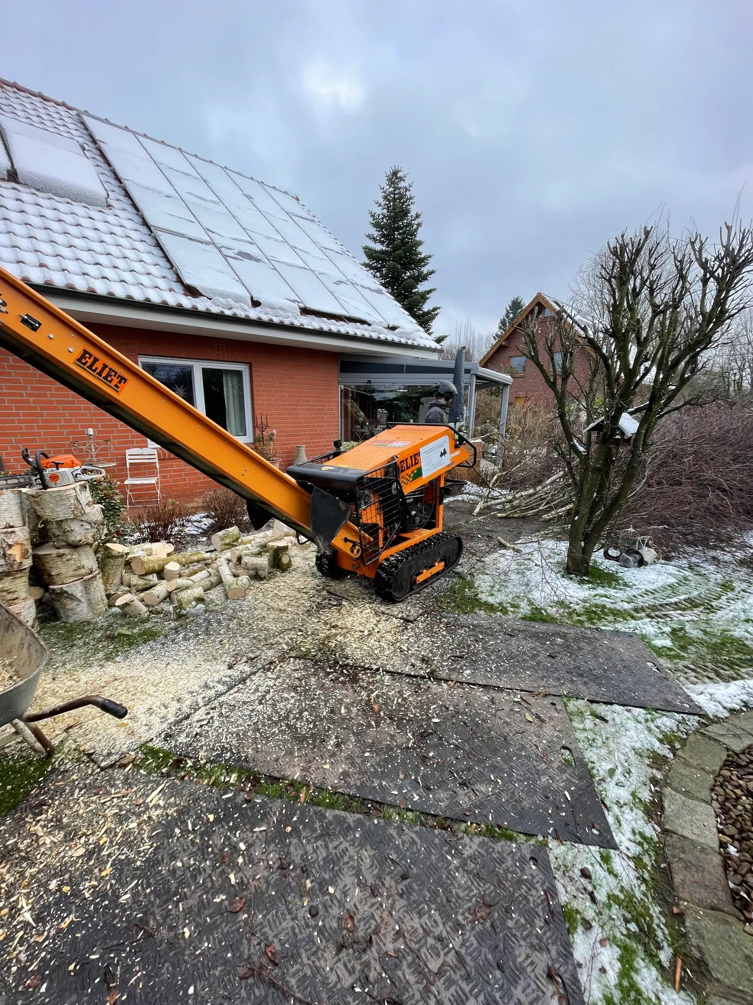 Häcksler im Einsatz bei Winterarbeiten
