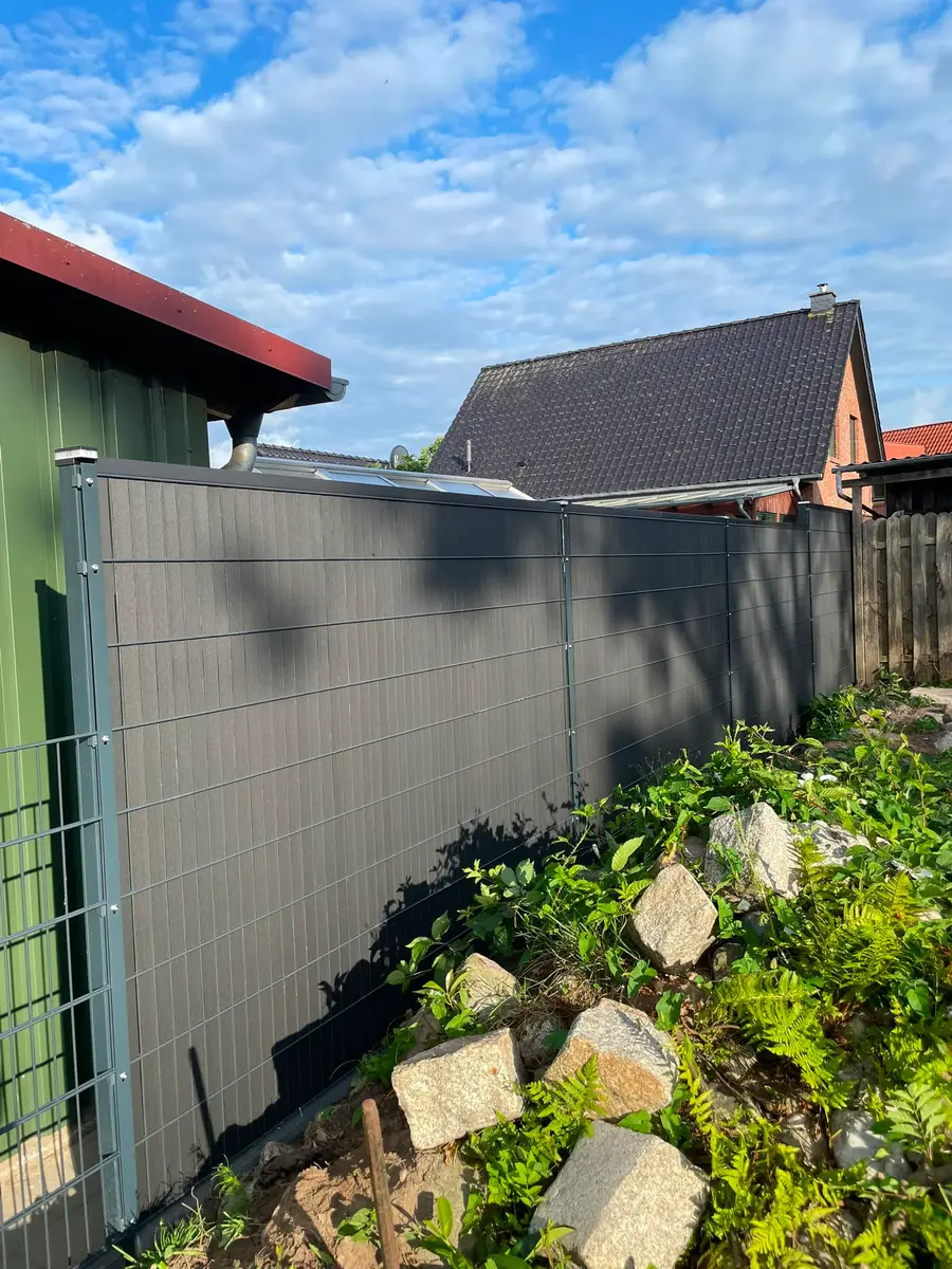 Sichtschutzzaun im Garten vor den Nachbarhäusern